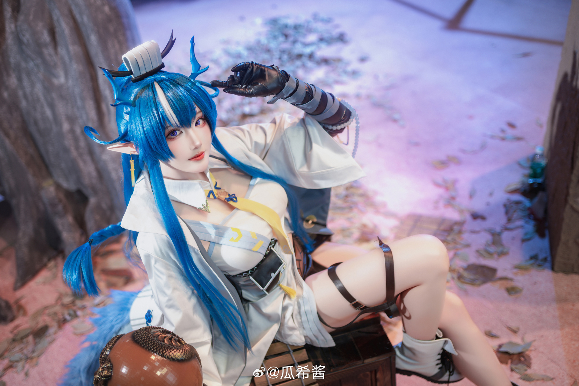 [COSPLAY] 尚未见天开月明，海走冰散，真等到世人皆醒，也不过枯枝一新芽，真要大醉一场，还为时尚早……博士呀，你咋能说我醉了呢？ 明日方舟@瓜希酱