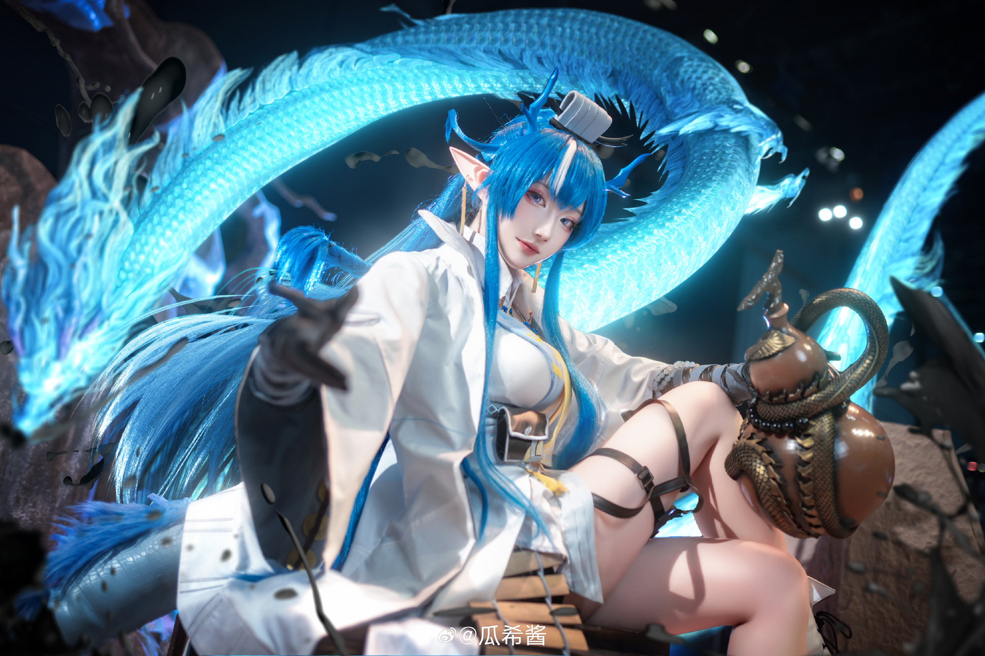 [COSPLAY] 尚未见天开月明，海走冰散，真等到世人皆醒，也不过枯枝一新芽，真要大醉一场，还为时尚早……博士呀，你咋能说我醉了呢？ 明日方舟@瓜希酱