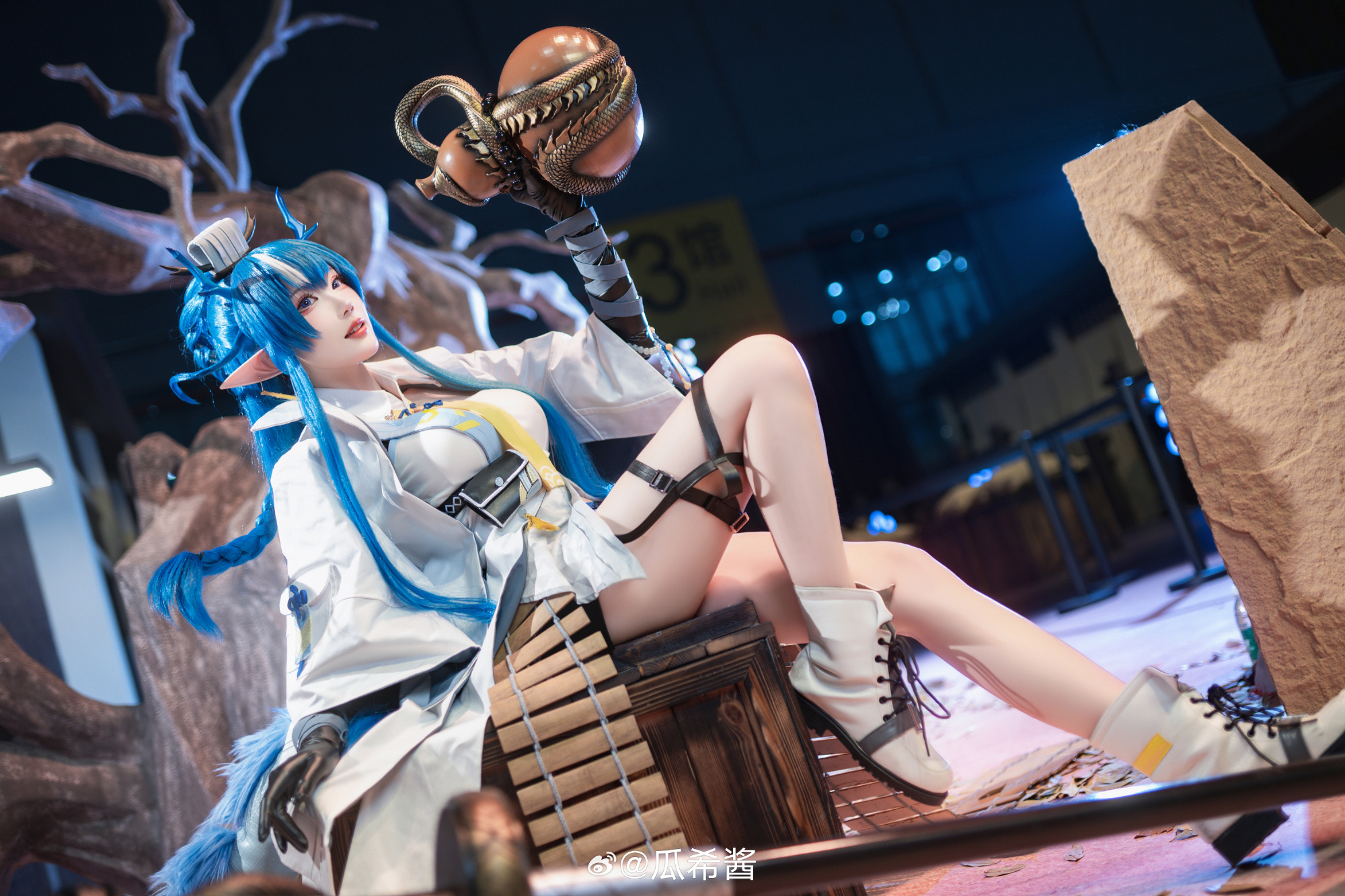 [COSPLAY] 尚未见天开月明，海走冰散，真等到世人皆醒，也不过枯枝一新芽，真要大醉一场，还为时尚早……博士呀，你咋能说我醉了呢？ 明日方舟@瓜希酱