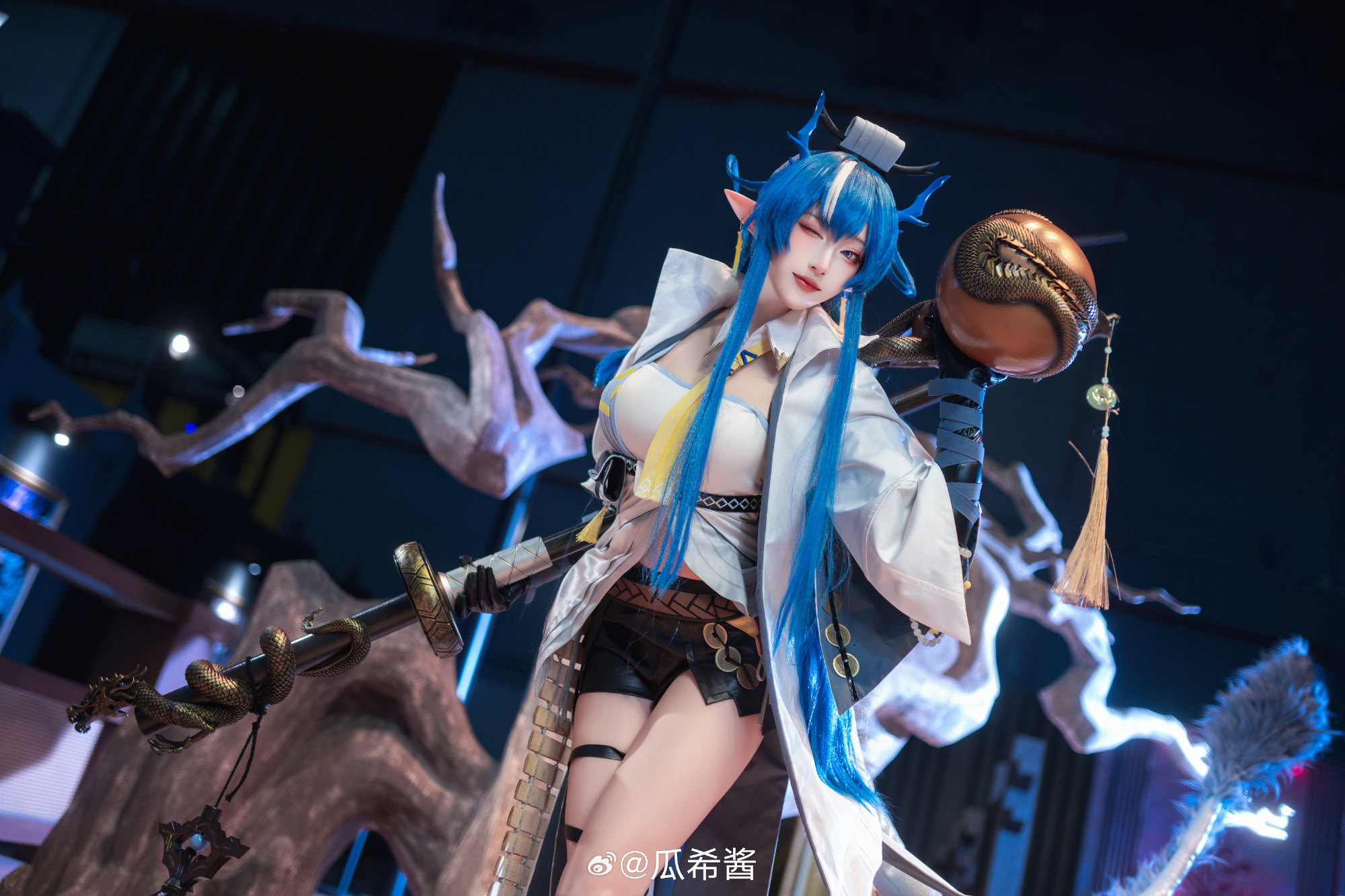 [COSPLAY] 尚未见天开月明，海走冰散，真等到世人皆醒，也不过枯枝一新芽，真要大醉一场，还为时尚早……博士呀，你咋能说我醉了呢？ 明日方舟@瓜希酱