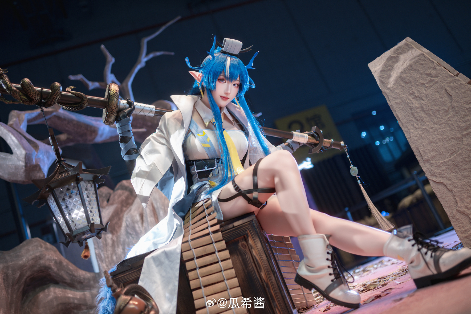 [COSPLAY] 尚未见天开月明，海走冰散，真等到世人皆醒，也不过枯枝一新芽，真要大醉一场，还为时尚早……博士呀，你咋能说我醉了呢？ 明日方舟@瓜希酱