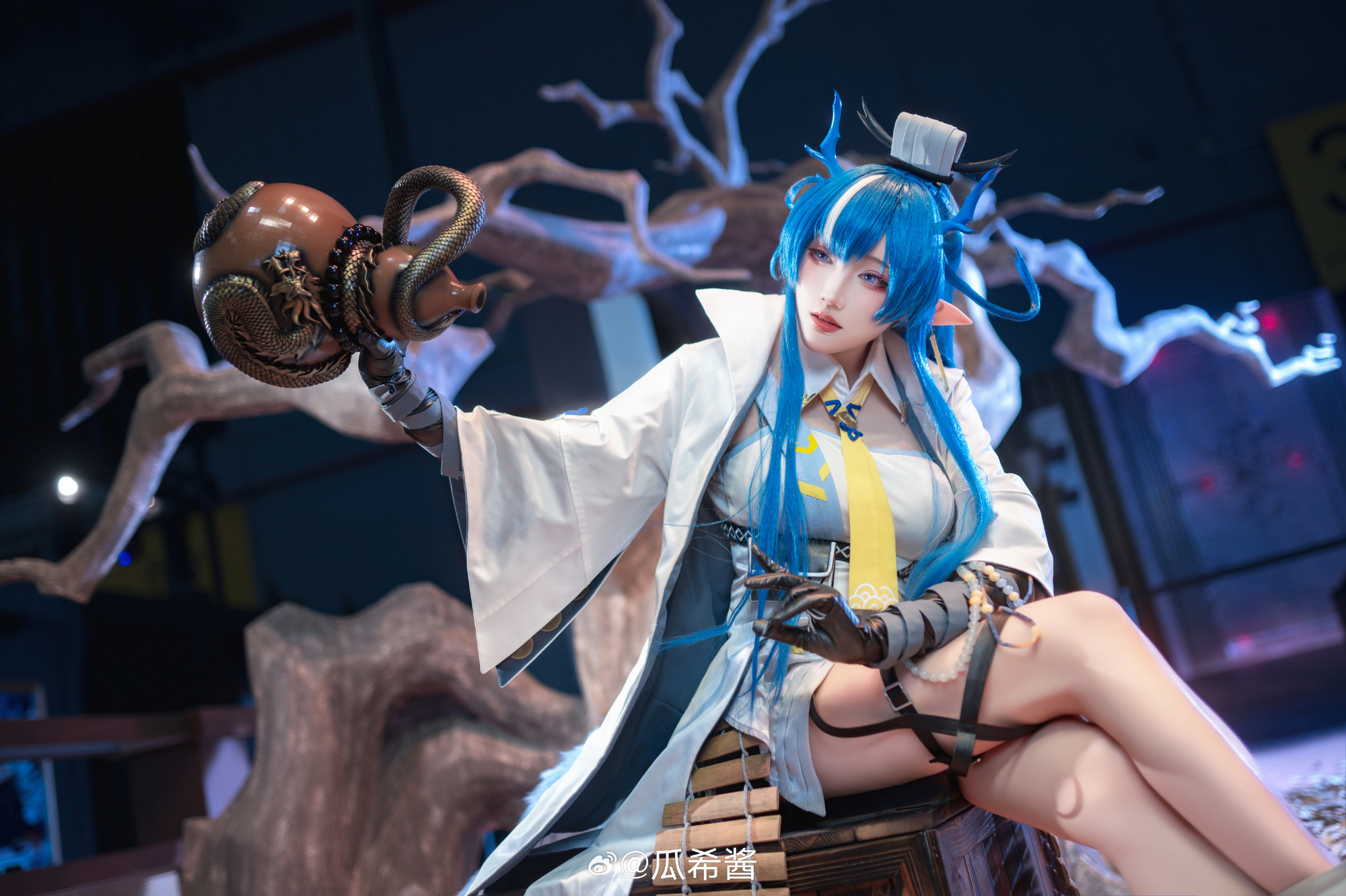 [COSPLAY] 尚未见天开月明，海走冰散，真等到世人皆醒，也不过枯枝一新芽，真要大醉一场，还为时尚早……博士呀，你咋能说我醉了呢？ 明日方舟@瓜希酱