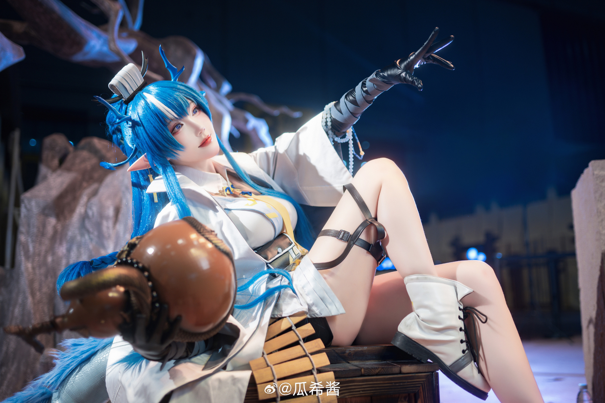 [COSPLAY] 尚未见天开月明，海走冰散，真等到世人皆醒，也不过枯枝一新芽，真要大醉一场，还为时尚早……博士呀，你咋能说我醉了呢？ 明日方舟@瓜希酱