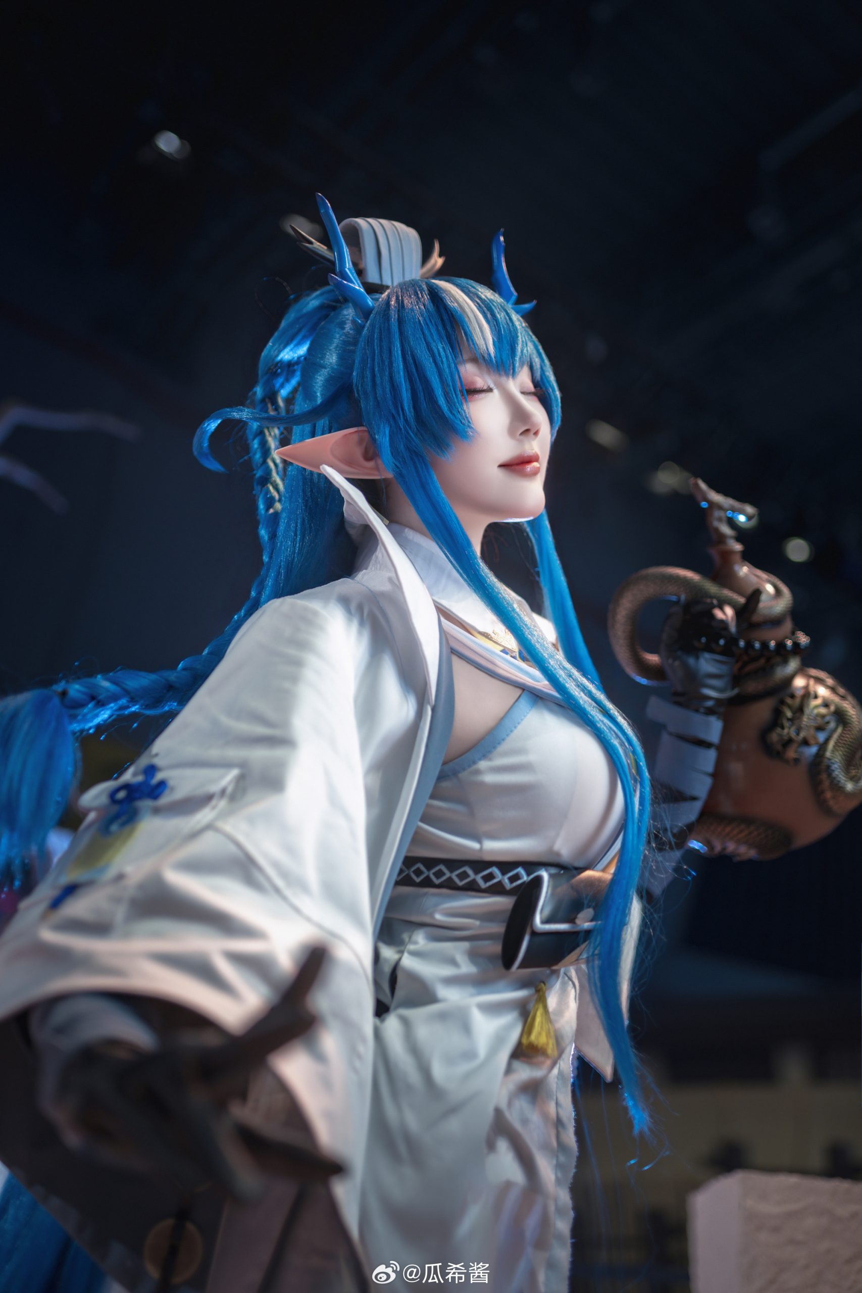 [COSPLAY] 尚未见天开月明，海走冰散，真等到世人皆醒，也不过枯枝一新芽，真要大醉一场，还为时尚早……博士呀，你咋能说我醉了呢？ 明日方舟@瓜希酱